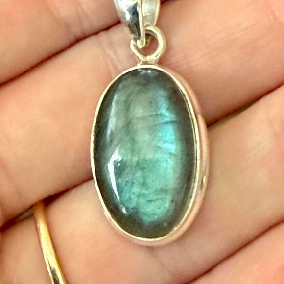 Stunning Large Oval Labradorite Pendant Necklace Womens Statement Piece New - Picture 6 of 8
